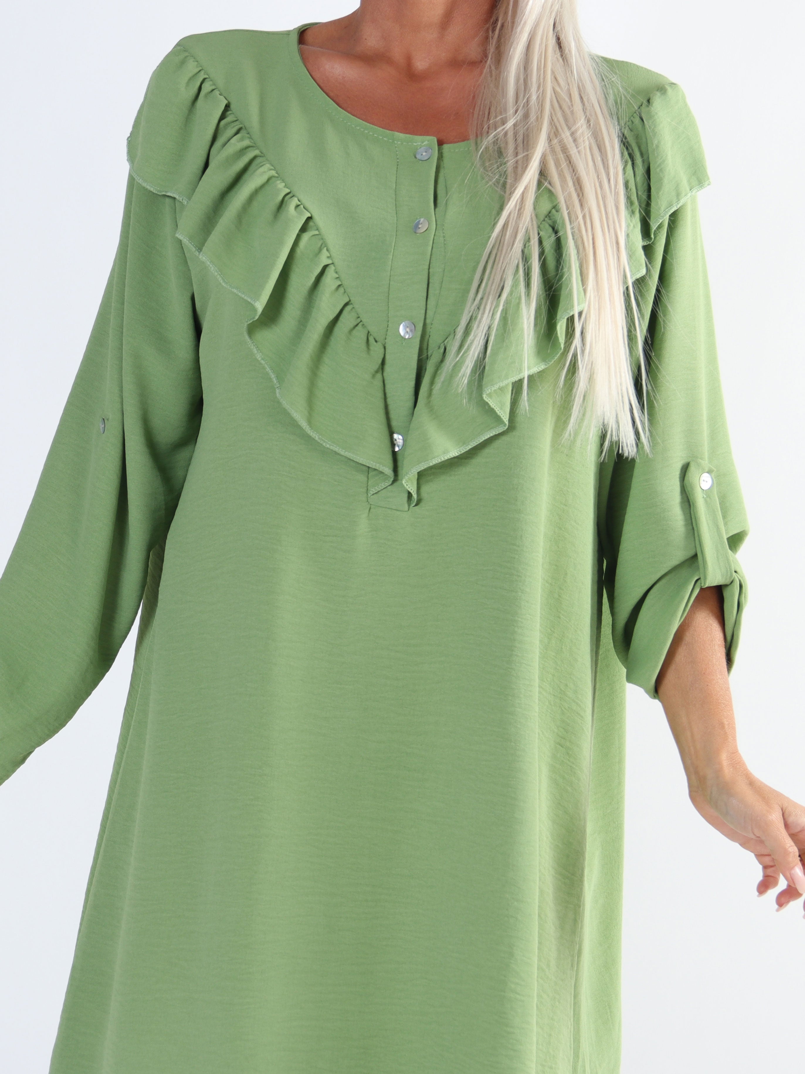 Nicola Dress - Söt plus size klänning med volanger och knappar